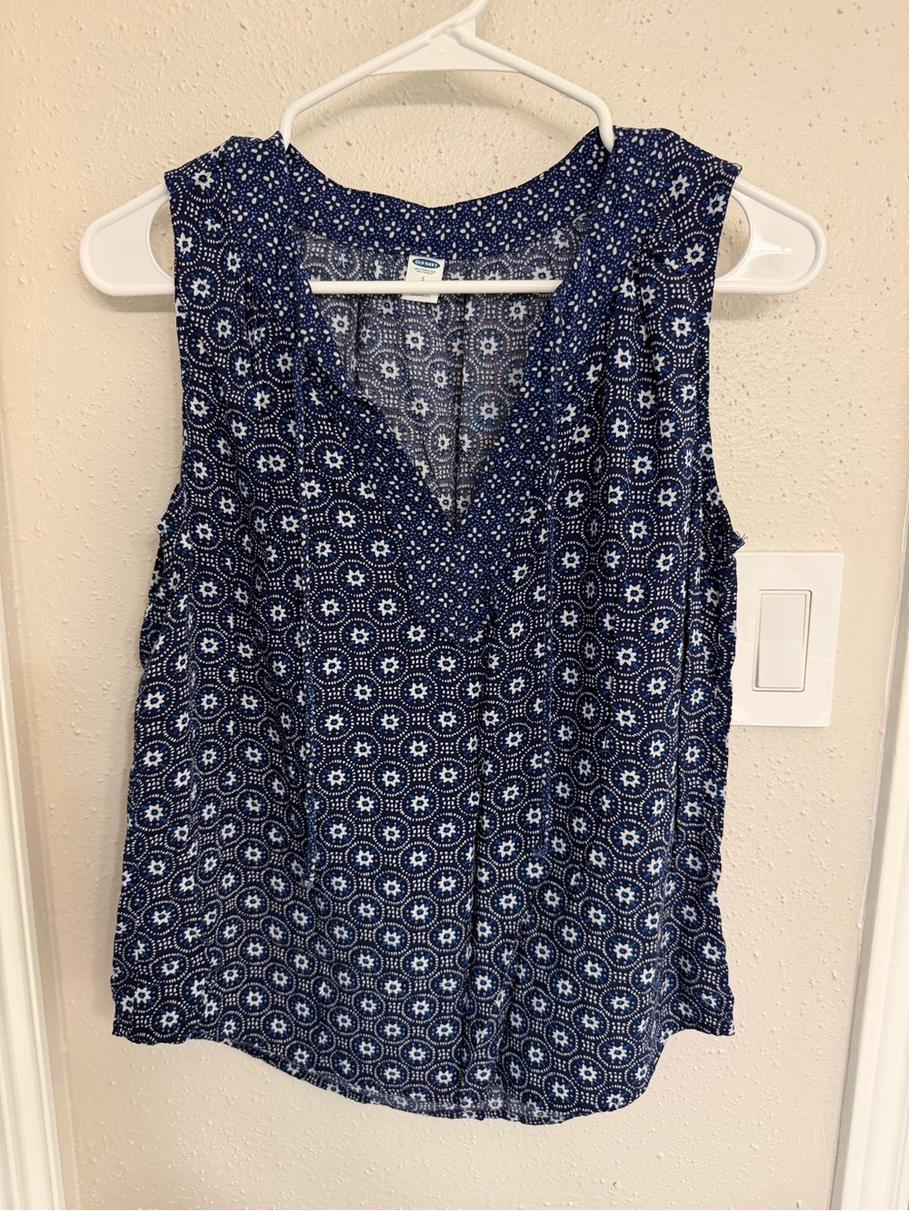 Old Navy Navy and White Printed V-Neck Camisole